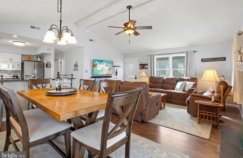 South End Condo | 3BR/2BA 2nd Floor Beach House - 2 Blocks from the Beach!