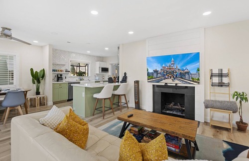 Park Santiago House | 3BR/2BA family-friendly home only 10min from Disneyland!