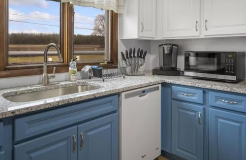 Lansing House | 3BR/2BA Lakehouse 10 min to town