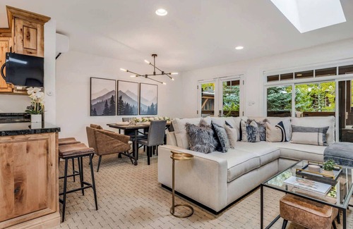 Aspen Apartment | 3BR, 3BA Aspen Condo, 1 Block from Gondola!