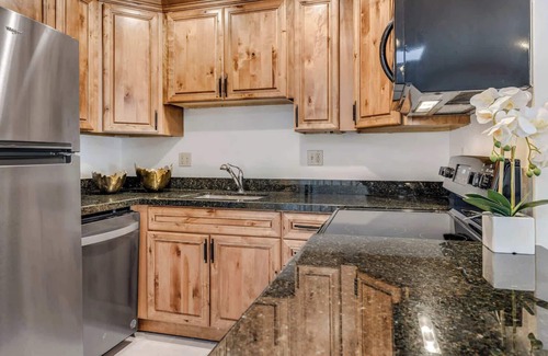 Aspen Apartment | 3BR, 3BA Aspen Condo, 1 Block from Gondola!