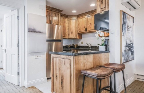 Aspen Apartment | 3BR, 3BA Aspen Condo, 1 Block from Gondola!