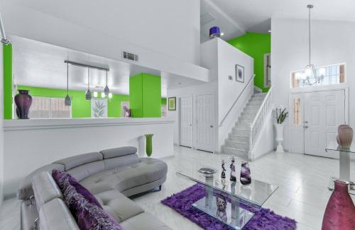 Spring Valley House | 3BR - 3BA w Pool & BBQ -15 Mins to Strip & Airport