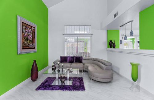 Spring Valley House | 3BR - 3BA w Pool & BBQ -15 Mins to Strip & Airport