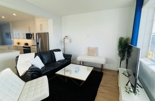 Chestermere House | 3BR,8ppl,KingBeds,GameTable,FREEparking,MountainView