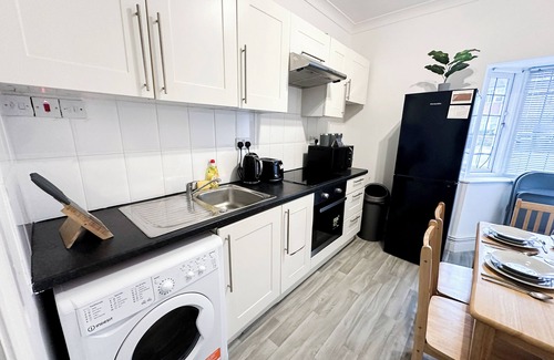 Golders Green Apartment | 3BR Apt Near Hampstead Heath With Free Parking & Private Gardensn