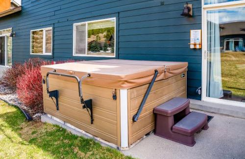 Big Sky House | 3BR Big Sky Getaway with Hot Tub and Mountain Views