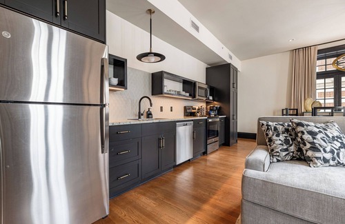 Central Business District Hotel | 3BR City Views: Walk to French Quarter | The Mayfair