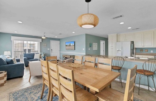 Gulf Shores Apartment | 3BR Condo with Gulf Views,Pool,Boat Launch & Dock