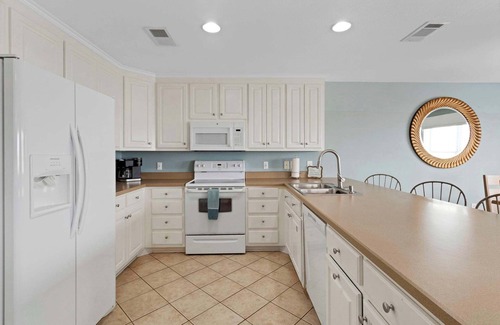 Gulf Shores Apartment | 3BR Condo with Gulf Views,Pool,Boat Launch & Dock