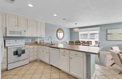 Gulf Shores Apartment | 3BR Condo with Gulf Views,Pool,Boat Launch & Dock