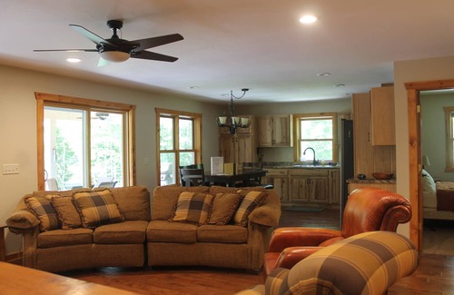 Sturgeon Bay Cottage | 3BR Cottage Nestled in a Door County Serene Setting