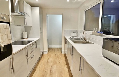 Kempston House | 3BR Family-Friendly Stay | Kitchen, Living Room, Sleeps 5