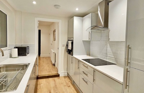 Kempston House | 3BR Family-Friendly Stay | Kitchen, Living Room, Sleeps 5