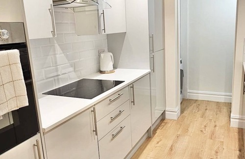 Kempston House | 3BR Family-Friendly Stay | Kitchen, Living Room, Sleeps 5