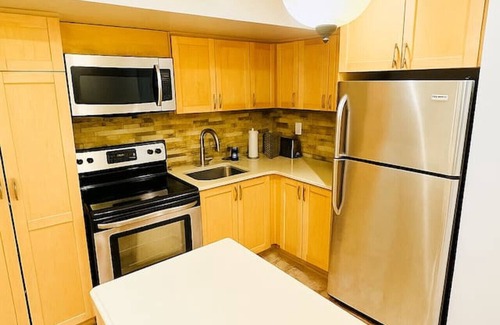 Brampton House | 3BR Family Suite | 2 Kitchens + 2 Baths | Airport