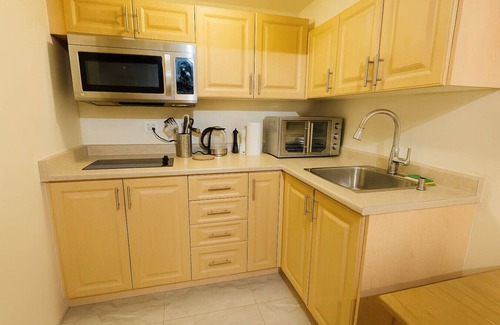 Brampton House | 3BR Family Suite | 2 Kitchens + 2 Baths | Airport