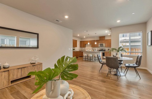 Natomas Park House | 3BR Home at Pagoda Lane｜Walk In Closets｜Garage｜nWifi｜Laundry Roomn #41982