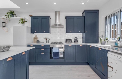 West Bromwich House | 3BR Home in West Bromwich| Garden & Free Parking