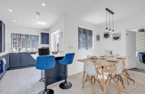 West Bromwich House | 3BR Home in West Bromwich| Garden & Free Parking