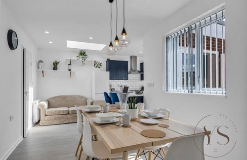 West Bromwich House | 3BR Home in West Bromwich| Garden & Free Parking