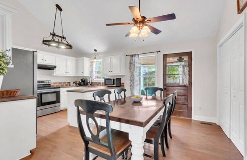 Spring Hill House | 3BR Home · Safe & Quiet Block · Private backyard