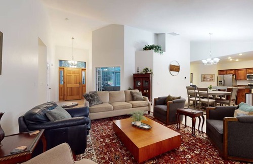 Redmond House | 3BR home with yard, patio, WiFi, fireplace