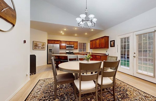 Redmond House | 3BR home with yard, patio, WiFi, fireplace