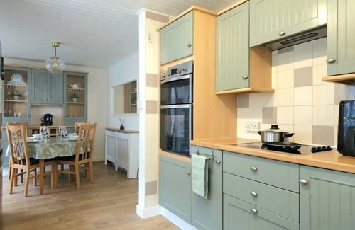 Crawley House | 3BR - Luxury Home Away From Home - Contractor Digs - Near LGW Airport