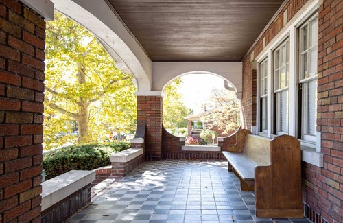 St. Louis Apartment | 3BR Modern Bungalow / ABODEbucks