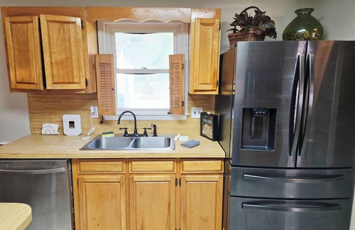 Summerville House | 3BR ranch-style house in prime Summerville next to I-26 - Charming