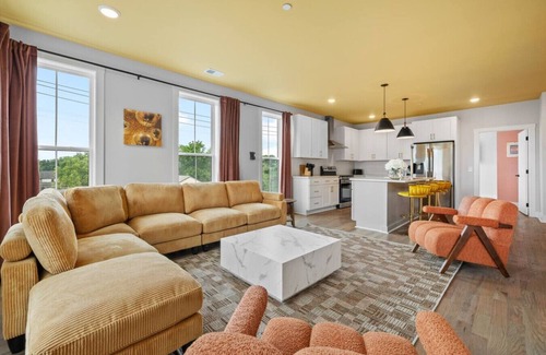 Talbot's Corner Apartment | 3BR - Sleeps 10 | Makeup Room + Near DT!