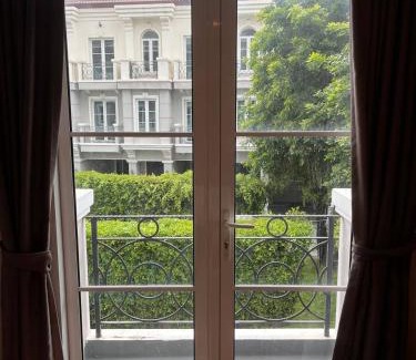 Bangkok Central Business District House | 3BR Sukhumvit Townhouse, close to Emsphere and BTS MRT