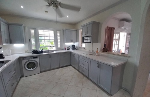 Little Battaleys House | 3BR Townhouse - with Pool and Partial Sea View from Main bedroom