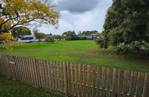 Hamilton Lake House | 3min to Hospital- No extra guest fee- Pet Friendly