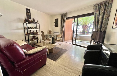 Mandelieu-la-Napoule Beach Apartment | 3P04 Holiday rental T3 la-Napoule in a seafront residence