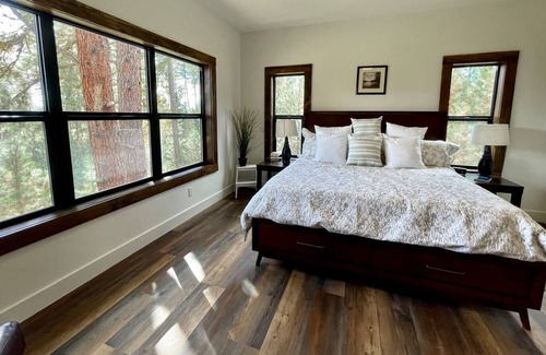 Donnelly Cabin | 4,100sqft Newly Built Mountain Modern Lodge, Game Room, Deck, Fireplace, Views