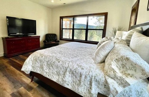 Donnelly Cabin | 4,100sqft Newly Built Mountain Modern Lodge, Game Room, Deck, Fireplace, Views