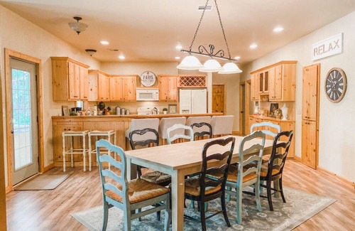 Kingston House | 4 BDR Cozy Cabin near Fishing, Golf, Marina + Wifi + Pool Table, Pets OK