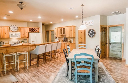Kingston House | 4 BDR Cozy Cabin near Fishing, Golf, Marina + Wifi + Pool Table, Pets OK