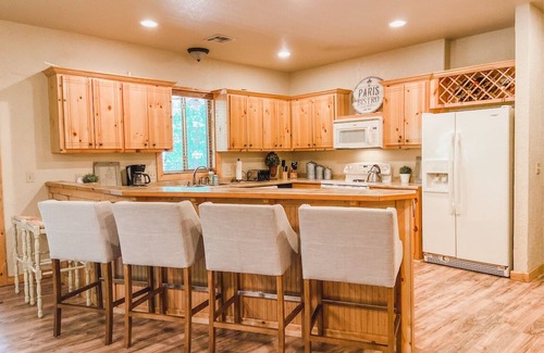 Kingston House | 4 BDR Cozy Cabin near Fishing, Golf, Marina + Wifi + Pool Table, Pets OK