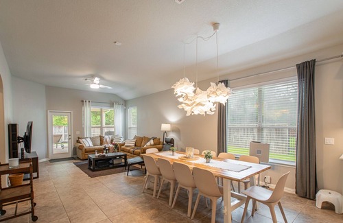 Indian Springs House | 4 bdrm Home w HUGE backyard & Putting Green!!