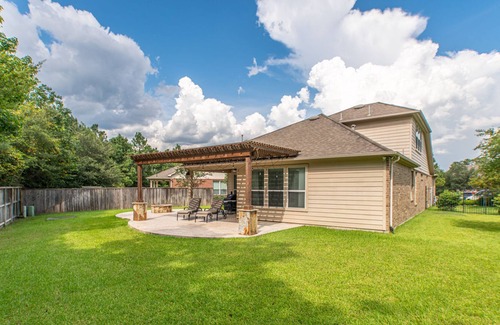 Indian Springs House | 4 bdrm Home w HUGE backyard & Putting Green!!