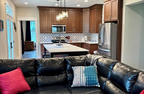 Gallatin House | 4-bdrm: Near Adam-Ondi-Ahman, MO Star Quilt, Jamesport Amish, Squirrel Cage Jail