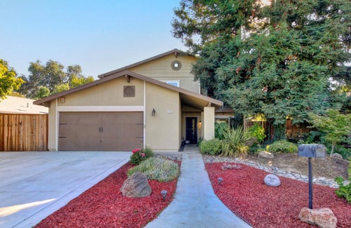 La Riviera House | 4 Bed 2.5 Bath House with Pool & Hot Tub One Block from American River