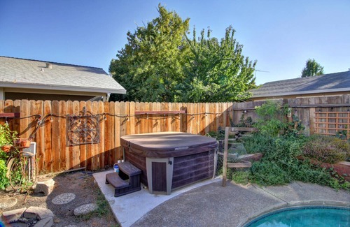La Riviera House | 4 Bed 2.5 Bath House with Pool & Hot Tub One Block from American River