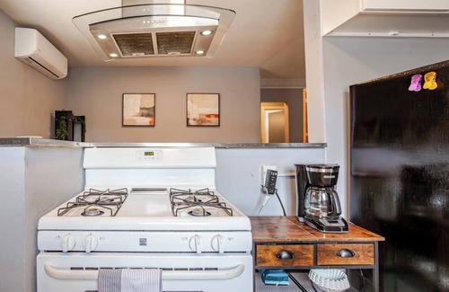 Los Angeles House | 4 Bed 2 Bath Modern Oasis DTLA