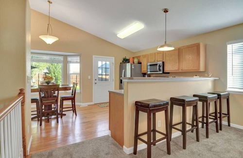 Security-Widefield House | 4 BED/2 BATH; Sleeps 10! CO Springs- fenced yard, pets w/fee, Great for Families