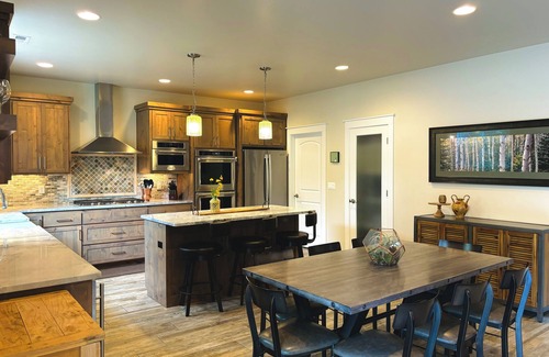 Southern Crossing House | 4 Bed/4 Bath walking distance to Old Mill, Deschutes River & Ampitheater