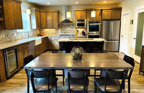 Southern Crossing House | 4 Bed/4 Bath walking distance to Old Mill, Deschutes River & Ampitheater